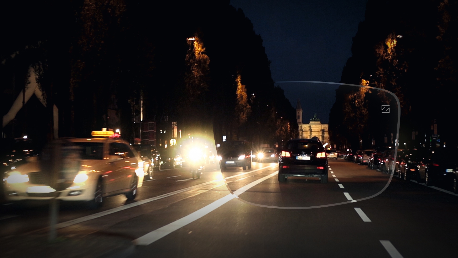 Straßenverkehr bei Nacht und Gegenlicht