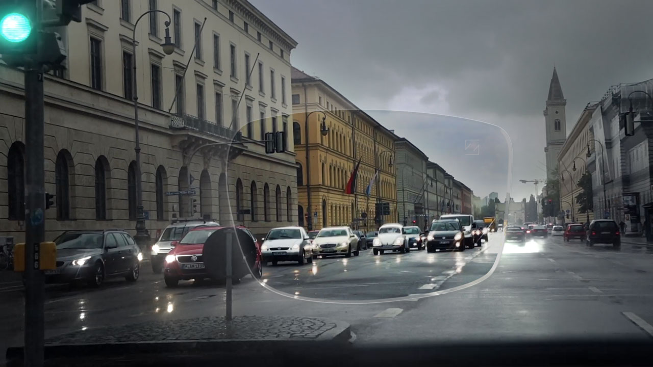 Straßenverkehr bei Regen und schlechter Sicht